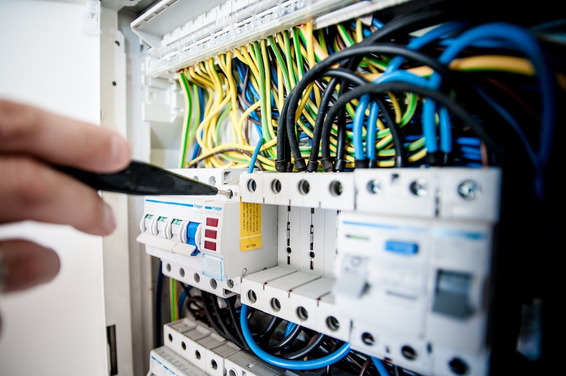Electricians: How to Get Paid Faster Without Chasing Invoices